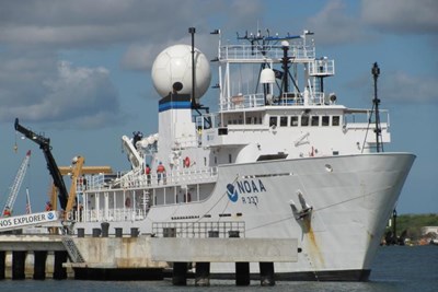 NOAA_Ship_Okeanos_Explorer_alongside_NOAA_photo